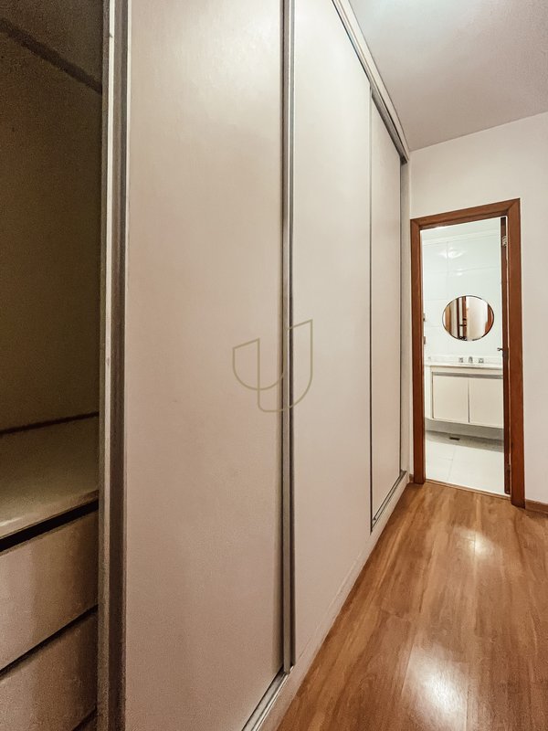 Apartamento com 4 Dormitórios no Edifício Mediterrâneo Rua Professor Roberval Froes São José dos Campos - 