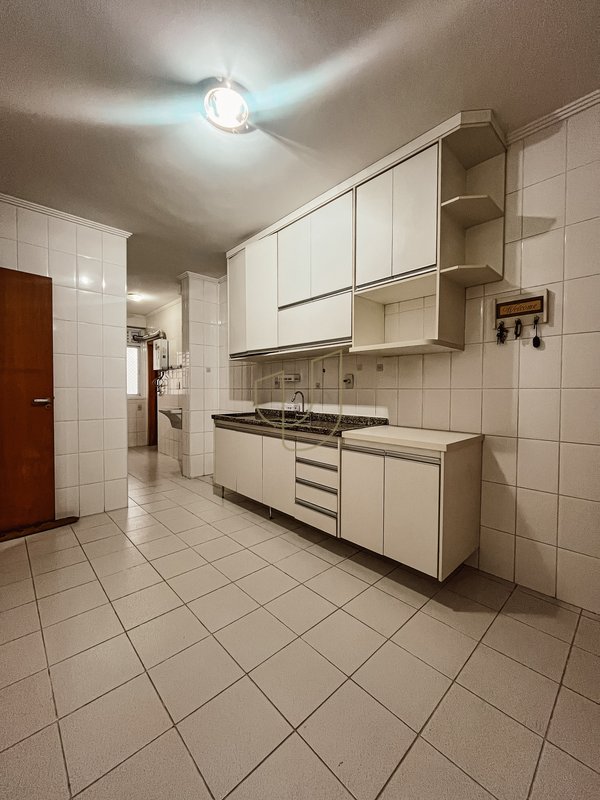 Apartamento com 4 Dormitórios no Edifício Mediterrâneo Rua Professor Roberval Froes São José dos Campos - 