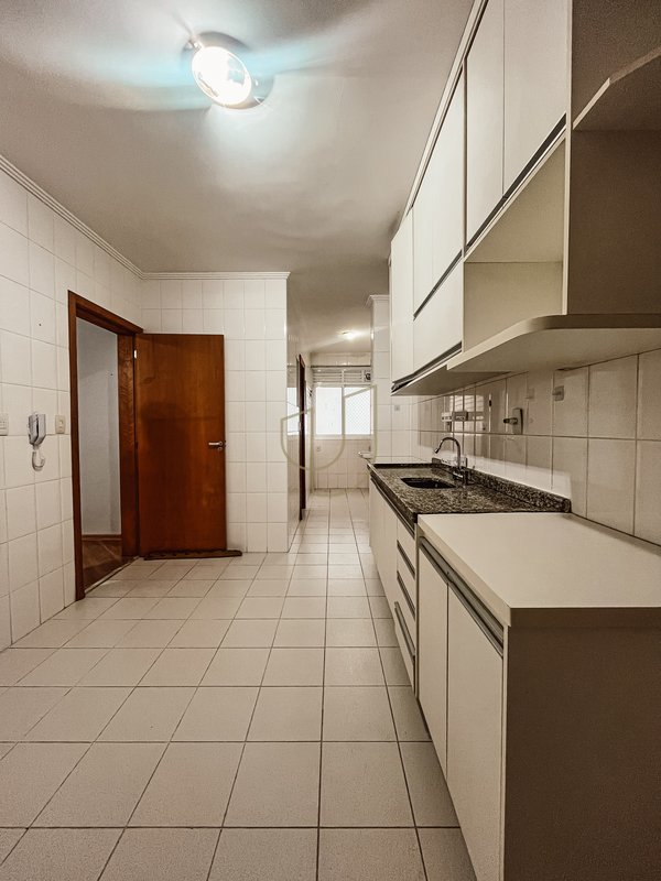 Apartamento com 4 Dormitórios no Edifício Mediterrâneo Rua Professor Roberval Froes São José dos Campos - 