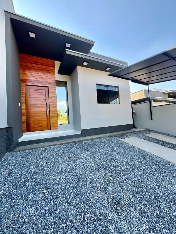 CASA COM 1 SUÍTE MAIS 1 DORMITÓRIO - Brusque - 