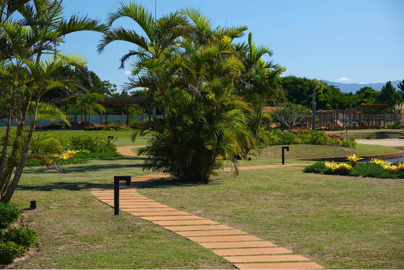 Terreno com 300 m², PRONTO para construir, Condomínio Fechado, 1 quadra do mar, em Capão Rua Ipanema Capão da Canoa - 