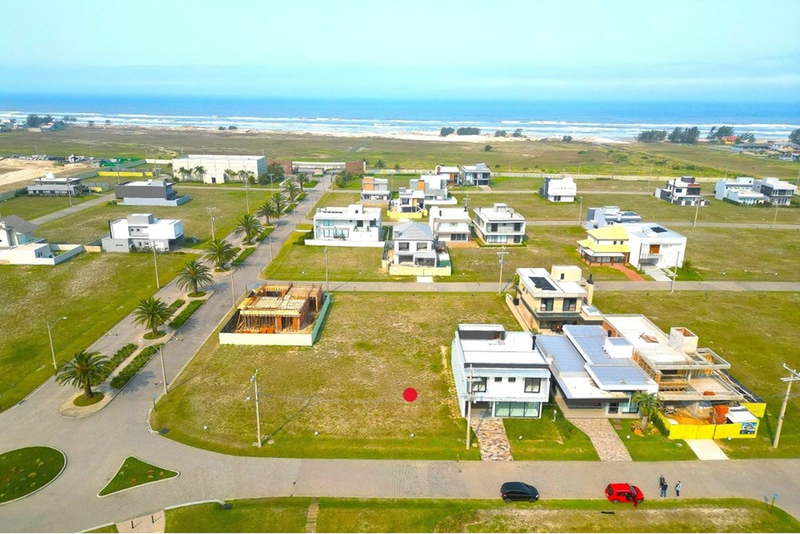 Terreno com 300 m², PRONTO para construir, Condomínio Fechado, 1 quadra do mar, em Capão Rua Ipanema Capão da Canoa - 