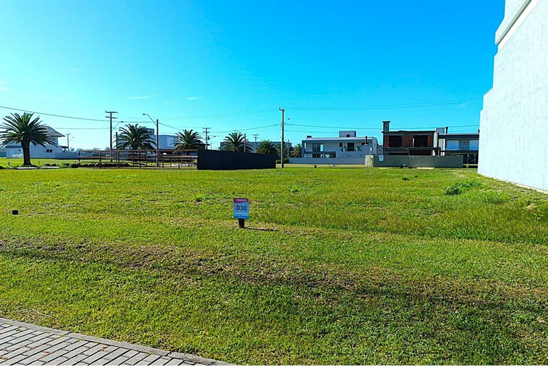 Terreno com 300 m², PRONTO para construir, Condomínio Fechado, 1 quadra do mar, em Capão Rua Ipanema Capão da Canoa - 