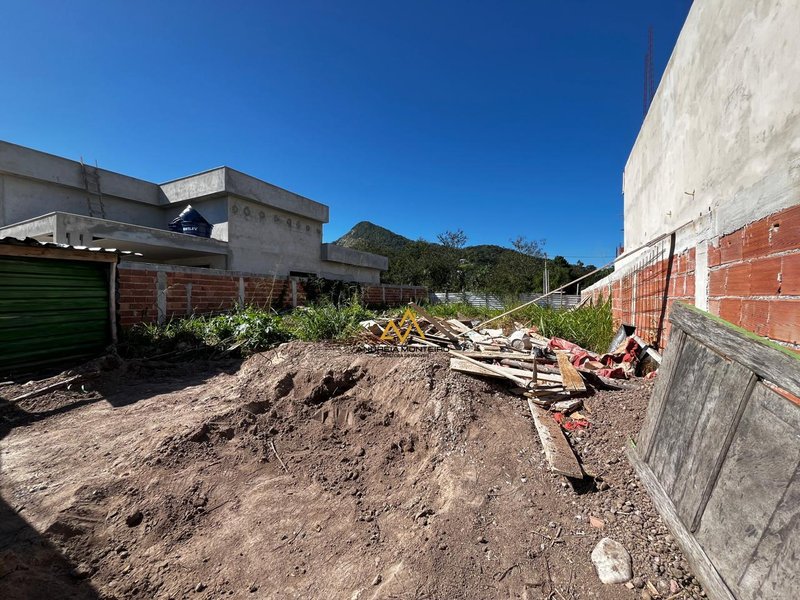 Terreno  387m2 à venda por R$150.000,00 (Condomínio Jardim Ubá Ubatiba) Rodovia. Vereador Oldemar Guedes Figueiredo Maricá - 