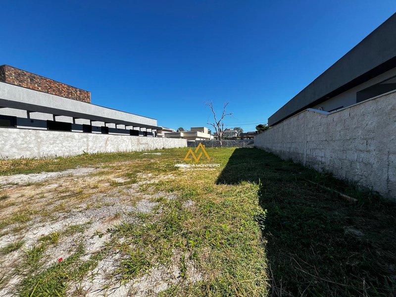 Terreno 387m2 à venda por R$180.000,00 (Condomínio Jardim Ubá Ubatiba) Rodovia. Vereador Oldemar Guedes Figueiredo Maricá - 