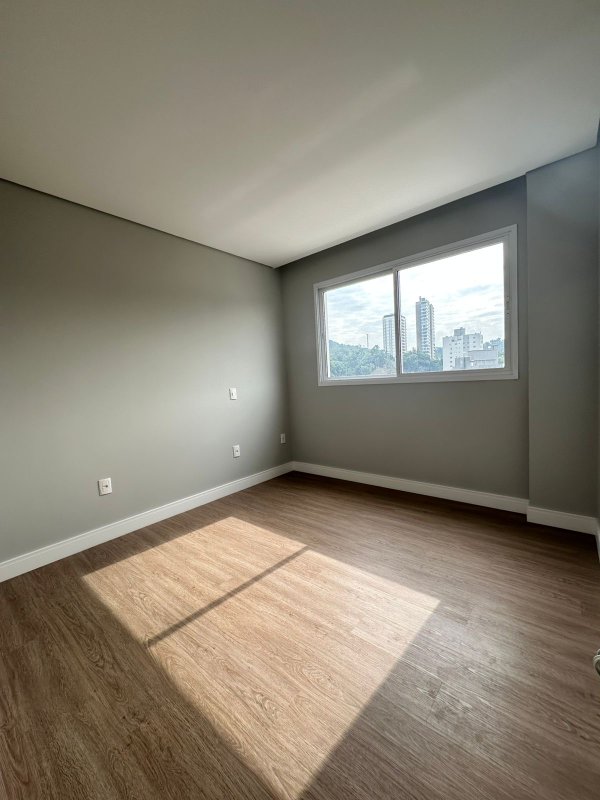 APARTAMENTO COM 1 SUÍTE MAIS 2 DORMITÓRIOS NO CENTRO - Brusque - 
