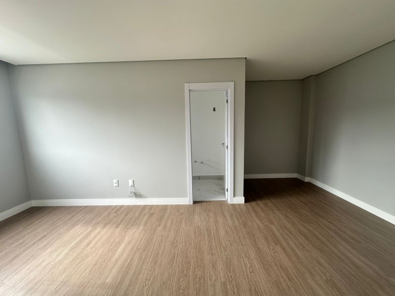 APARTAMENTO COM 1 SUÍTE MAIS 2 DORMITÓRIOS NO CENTRO - Brusque - 