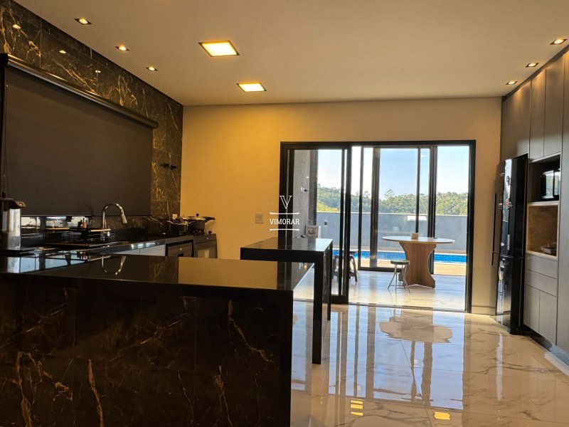Sobrado em condomínio 3 dormitórios sendo 1 suíte + área gourmet com piscina - Santa Isabel - 