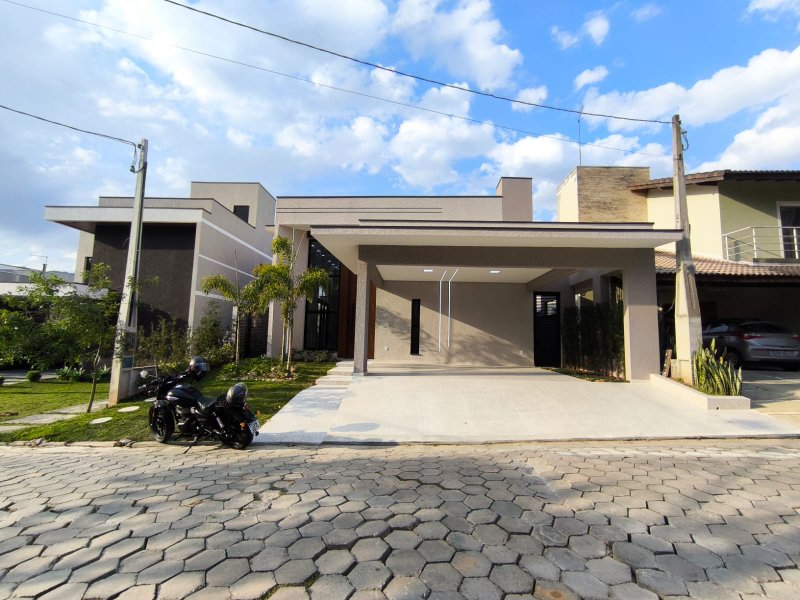 Casa Térrea com Pé-Direito Alto e Piscina no Veredas - Mogi das Cruzes - 