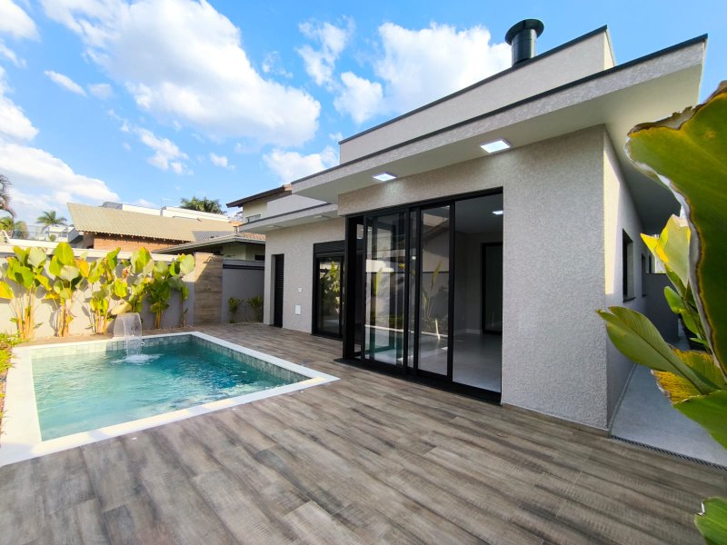 Casa Térrea com Pé-Direito Alto e Piscina no Veredas - Mogi das Cruzes - 