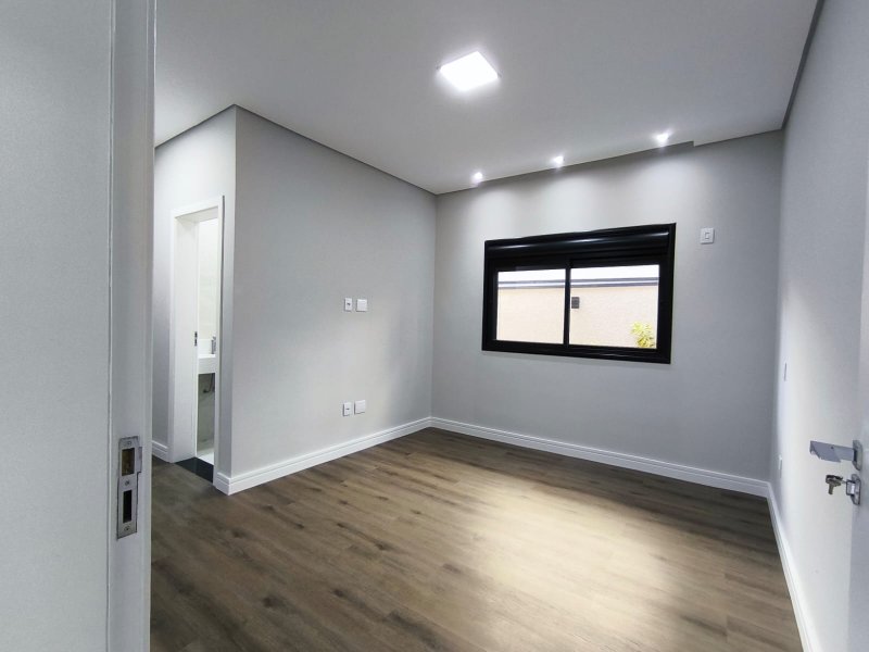 Casa Térrea com Pé-Direito Alto e Piscina no Veredas - Mogi das Cruzes - 