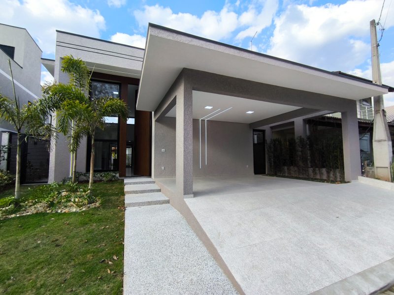 Casa Térrea com Pé-Direito Alto e Piscina no Veredas - Mogi das Cruzes - 