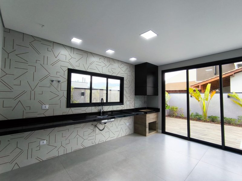 Casa Térrea com Pé-Direito Alto e Piscina no Veredas - Mogi das Cruzes - 