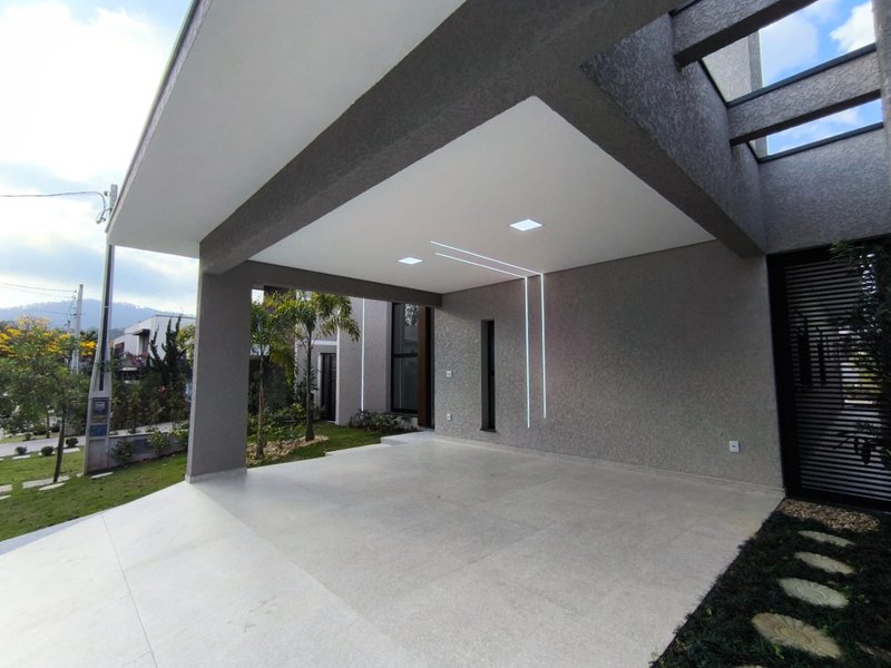 Casa Térrea com Pé-Direito Alto e Piscina no Veredas - Mogi das Cruzes - 