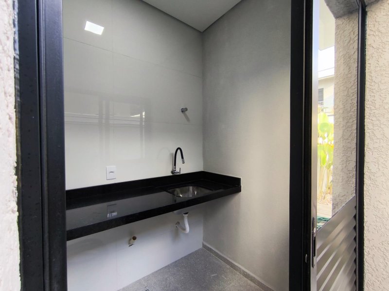 Casa Térrea com Pé-Direito Alto e Piscina no Veredas - Mogi das Cruzes - 