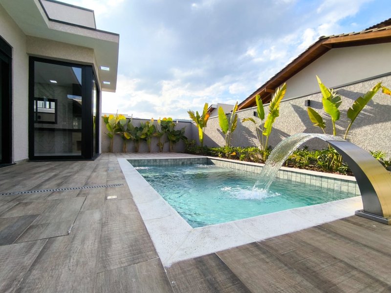 Casa Térrea com Pé-Direito Alto e Piscina no Veredas - Mogi das Cruzes - 