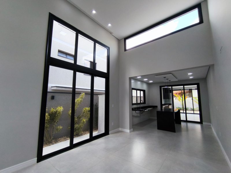 Casa Térrea com Pé-Direito Alto e Piscina no Veredas - Mogi das Cruzes - 