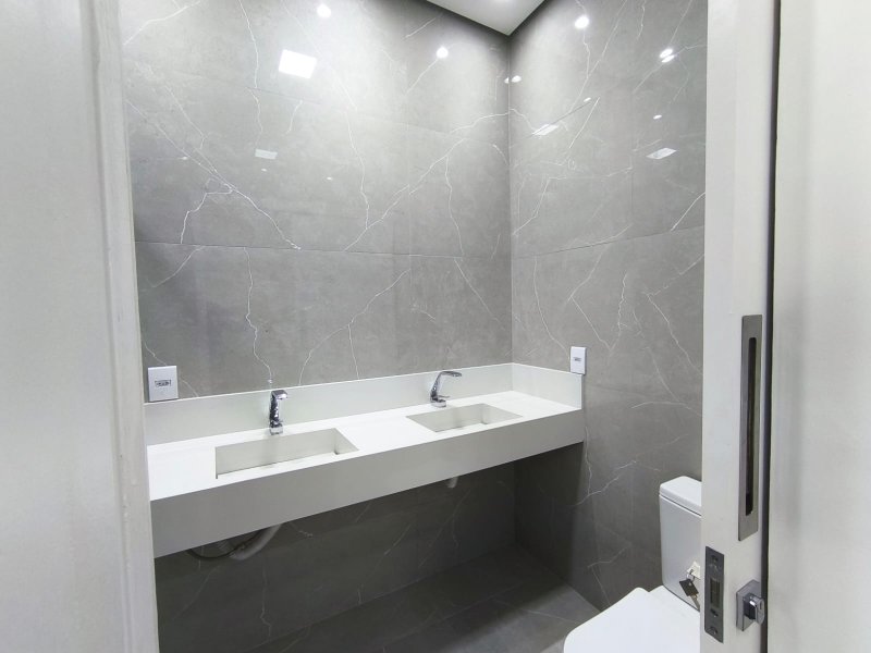 Casa Térrea com Pé-Direito Alto e Piscina no Veredas - Mogi das Cruzes - 