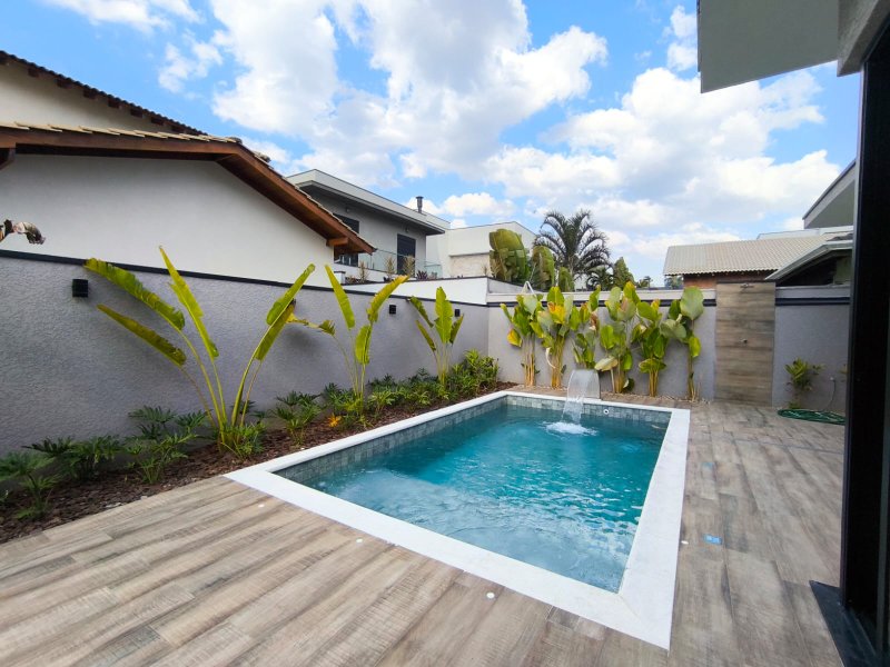 Casa Térrea com Pé-Direito Alto e Piscina no Veredas - Mogi das Cruzes - 