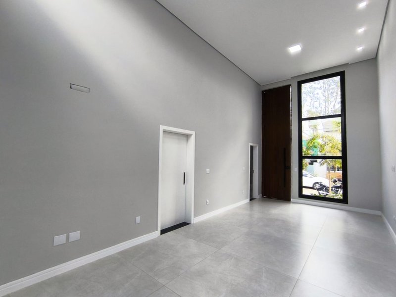 Casa Térrea com Pé-Direito Alto e Piscina no Veredas - Mogi das Cruzes - 