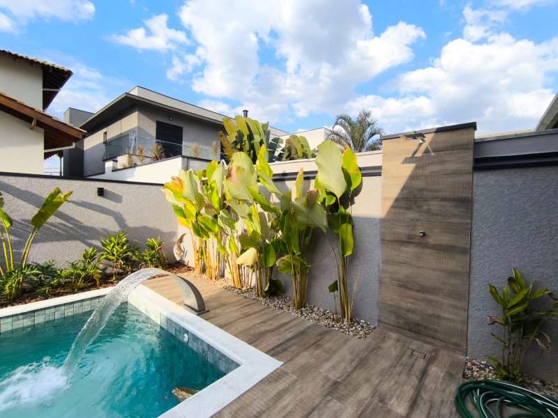 Casa Térrea com Pé-Direito Alto e Piscina no Veredas - Mogi das Cruzes - 