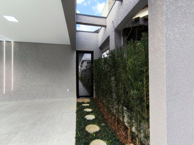 Casa Térrea com Pé-Direito Alto e Piscina no Veredas - Mogi das Cruzes - 