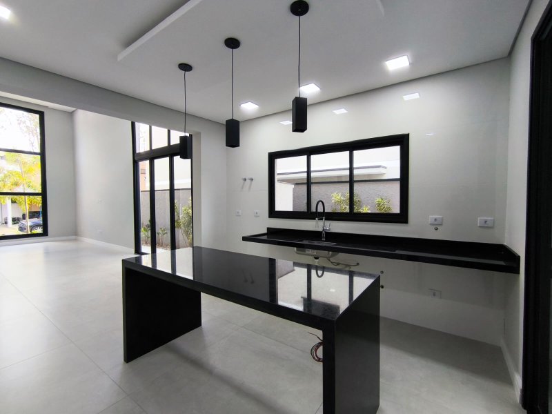 Casa Térrea com Pé-Direito Alto e Piscina no Veredas - Mogi das Cruzes - 