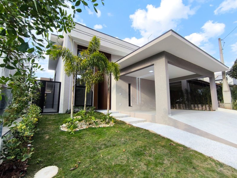 Casa Térrea com Pé-Direito Alto e Piscina no Veredas - Mogi das Cruzes - 