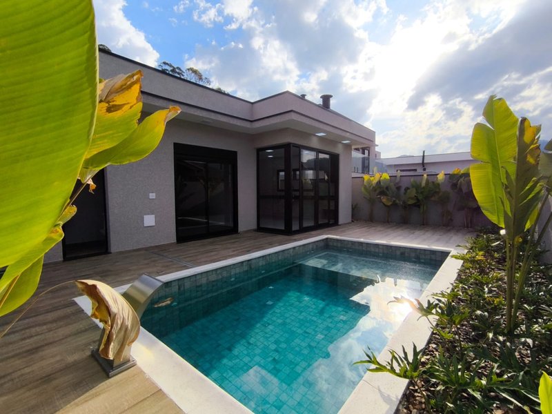Casa Térrea com Pé-Direito Alto e Piscina no Veredas - Mogi das Cruzes - 