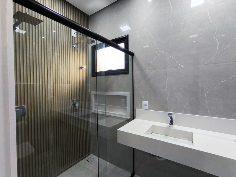 Casa Térrea com Pé-Direito Alto e Piscina no Veredas - Mogi das Cruzes - 