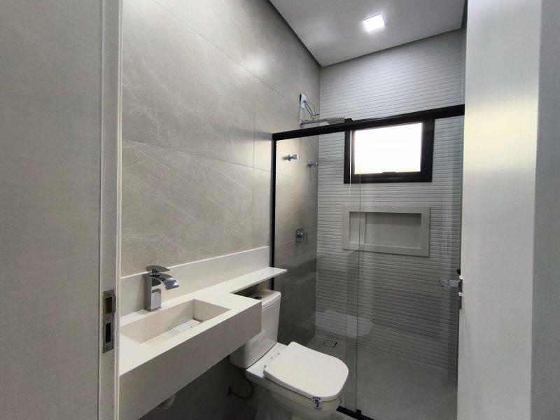 Casa Térrea com Pé-Direito Alto e Piscina no Veredas - Mogi das Cruzes - 