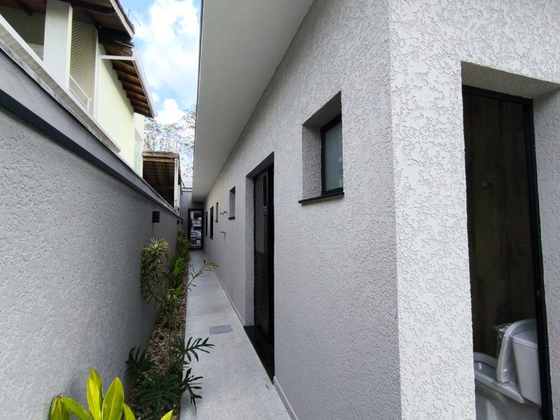 Casa Térrea com Pé-Direito Alto e Piscina no Veredas - Mogi das Cruzes - 