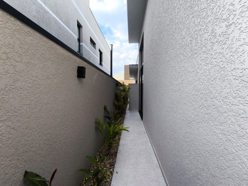 Casa Térrea com Pé-Direito Alto e Piscina no Veredas - Mogi das Cruzes - 