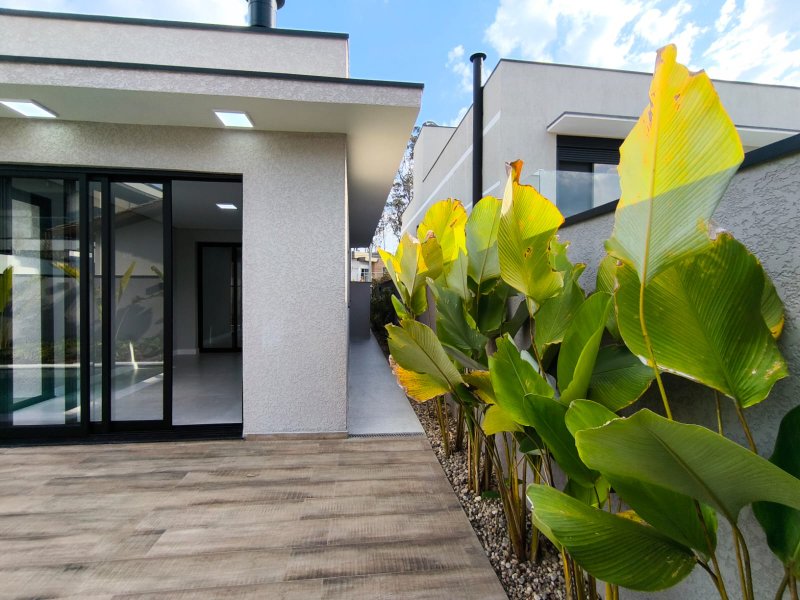Casa Térrea com Pé-Direito Alto e Piscina no Veredas - Mogi das Cruzes - 