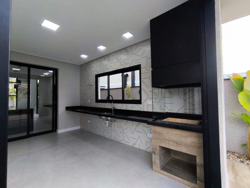 Casa Térrea com Pé-Direito Alto e Piscina no Veredas - Mogi das Cruzes - 