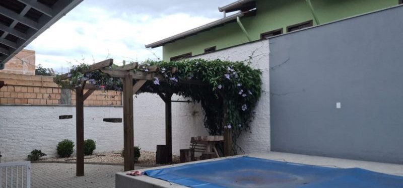 CASA COM 1 SUÍTE MAIS 2 DORMITÓRIOS E PISICNA NA LIMEIRA - Brusque - 