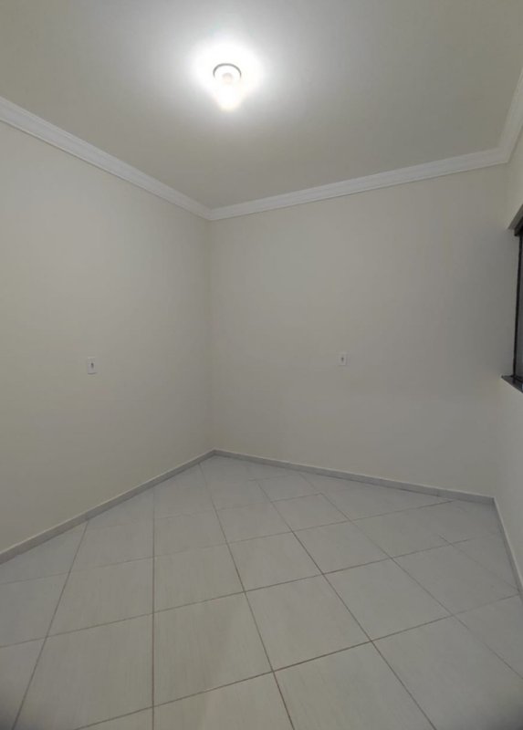 CASA COM 1 SUÍTE MAIS 2 DORMITÓRIOS E PISICNA NA LIMEIRA - Brusque - 