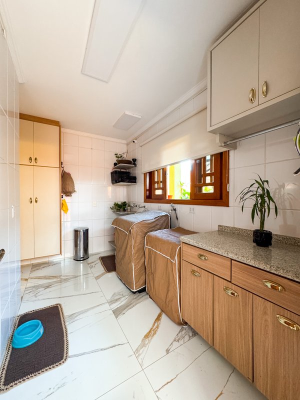 Casa em condominio com 5 dormitórios sendo 3 suites, vendida porteira fechada Rua Tomi Saburo Yamamoto Arujá - 