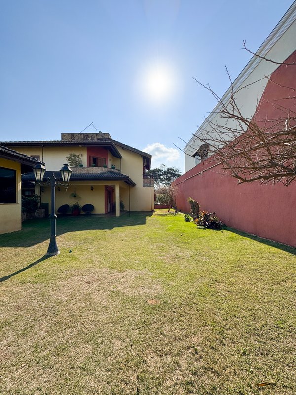 Casa em condominio com 5 dormitórios sendo 3 suites, vendida porteira fechada Rua Tomi Saburo Yamamoto Arujá - 