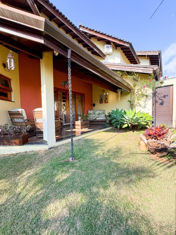 Casa em condominio com 5 dormitórios sendo 3 suites, vendida porteira fechada Rua Tomi Saburo Yamamoto Arujá - 