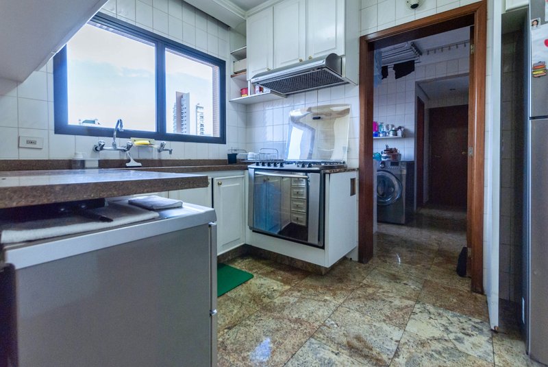 Apartamento 250m² na Aclimação 4 suítes 3 vagas Rua Castro Alves São Paulo - 