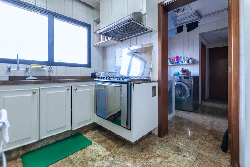 Apartamento 250m² na Aclimação 4 suítes 3 vagas Rua Castro Alves São Paulo - 