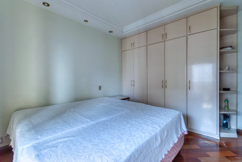 Apartamento 250m² na Aclimação 4 suítes 3 vagas Rua Castro Alves São Paulo - 