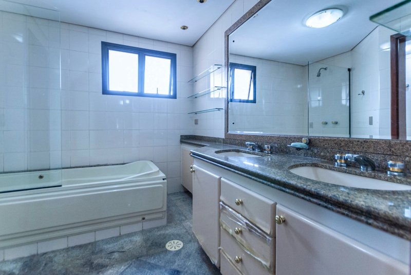 Apartamento 250m² na Aclimação 4 suítes 3 vagas Rua Castro Alves São Paulo - 