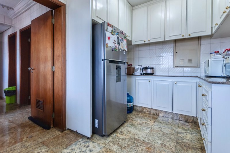 Apartamento 250m² na Aclimação 4 suítes 3 vagas Rua Castro Alves São Paulo - 