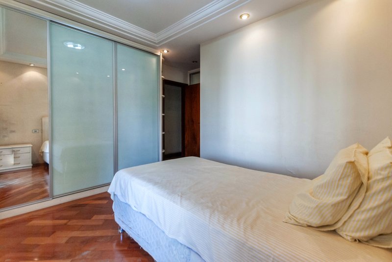 Apartamento 250m² na Aclimação 4 suítes 3 vagas Rua Castro Alves São Paulo - 