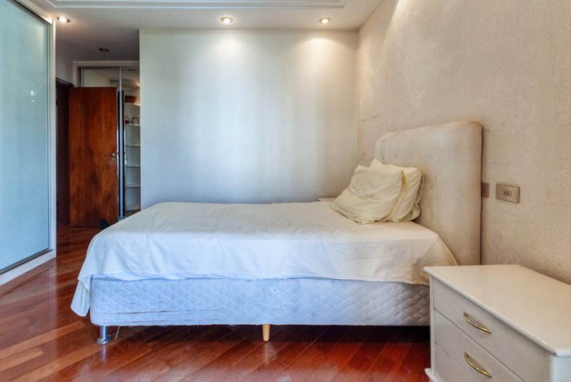 Apartamento 250m² na Aclimação 4 suítes 3 vagas Rua Castro Alves São Paulo - 