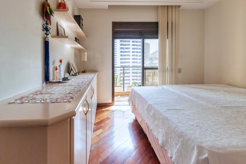 Apartamento 250m² na Aclimação 4 suítes 3 vagas Rua Castro Alves São Paulo - 