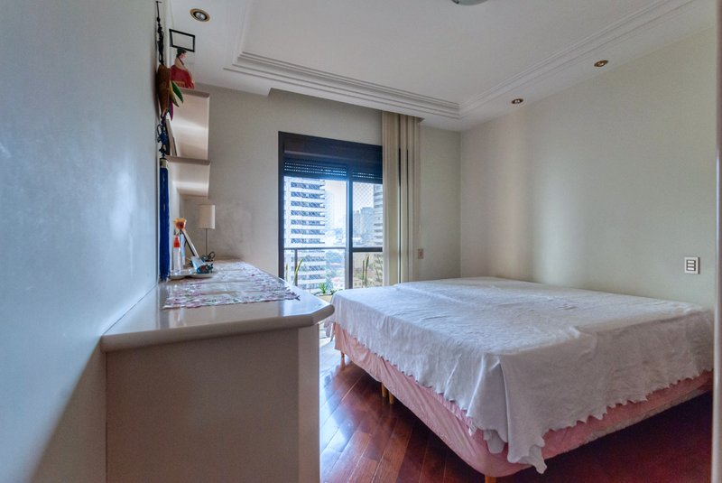 Apartamento 250m² na Aclimação 4 suítes 3 vagas Rua Castro Alves São Paulo - 