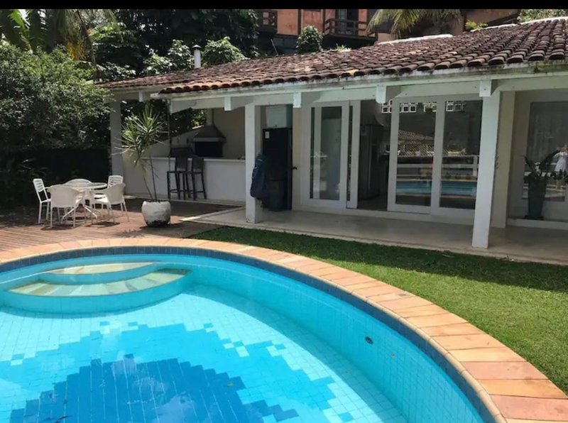 VENDE-SE LINDA CASA – CONDOMÍNIO – SUL DA ILHA – ESTILO GREGA - MARAVILHOSA Rua M. Vitalino Ilhabela - 